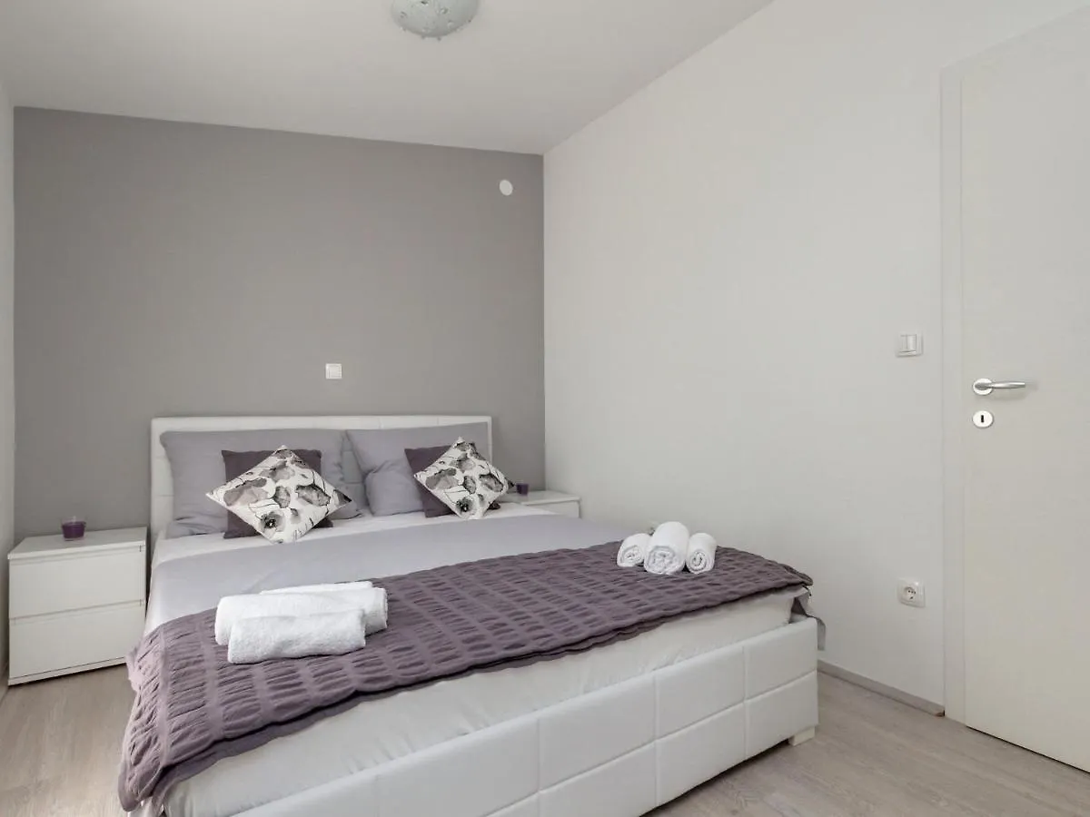 Beautiful Apartment In Between Split And Trogir Kastel Stari 0*,