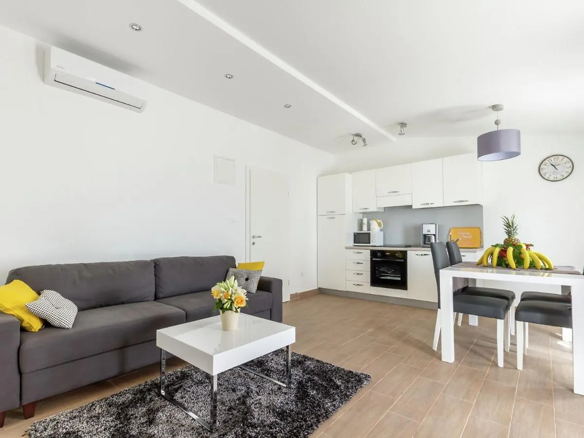Beautiful Apartment In Between Split And Trogir Kastel Stari Croatia
