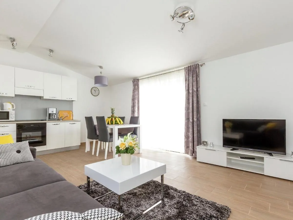 Beautiful Apartment In Between Split And Trogir Kastel Stari