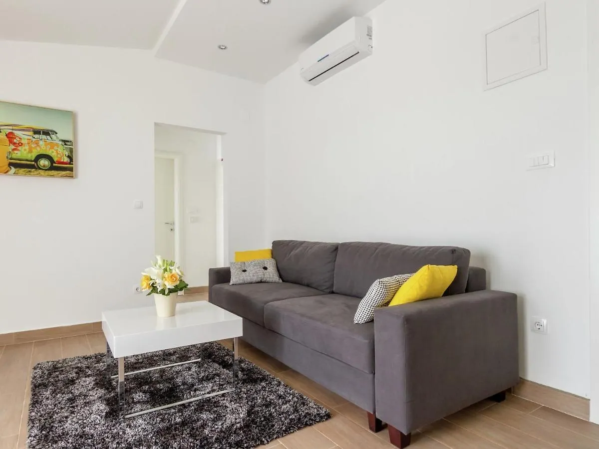 Beautiful Apartment In Between Split And Trogir Kastel Stari