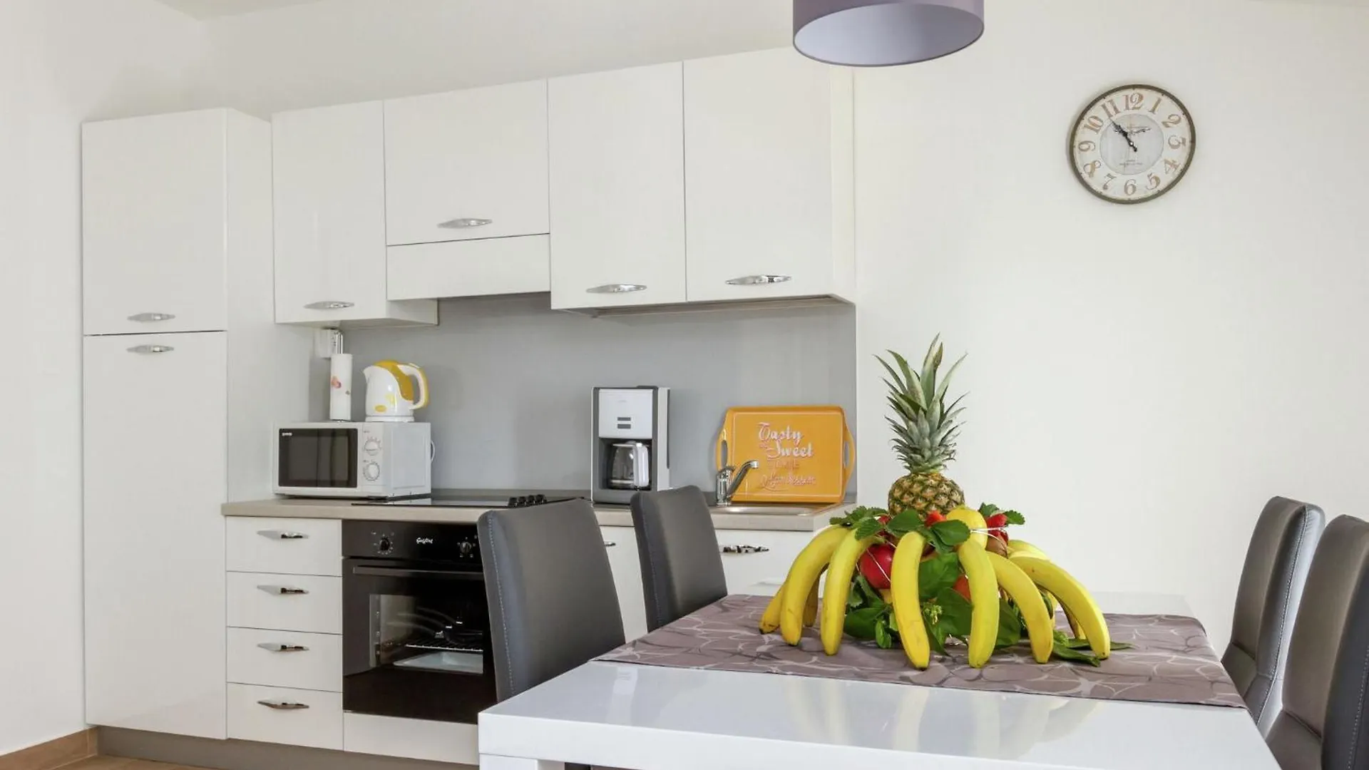 Beautiful Apartment In Between Split And Trogir Kastel Stari Croatia