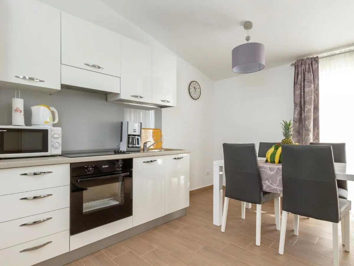 Beautiful Apartment In Between Split And Trogir Kastel Stari